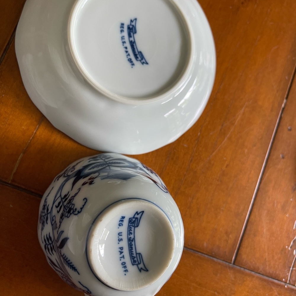 Set of 4 blue Danube teacups and matching saucers. No flaws! - Picture 3 of 5